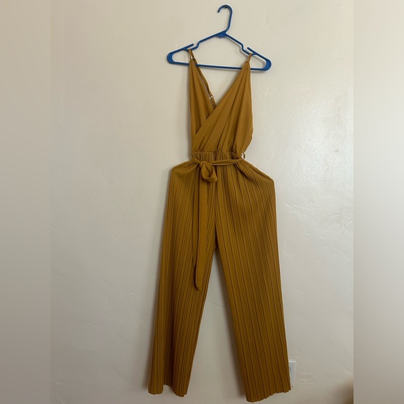Summer woman’s yellow jumpsuit, medium size and new. - Picture 5 of 5